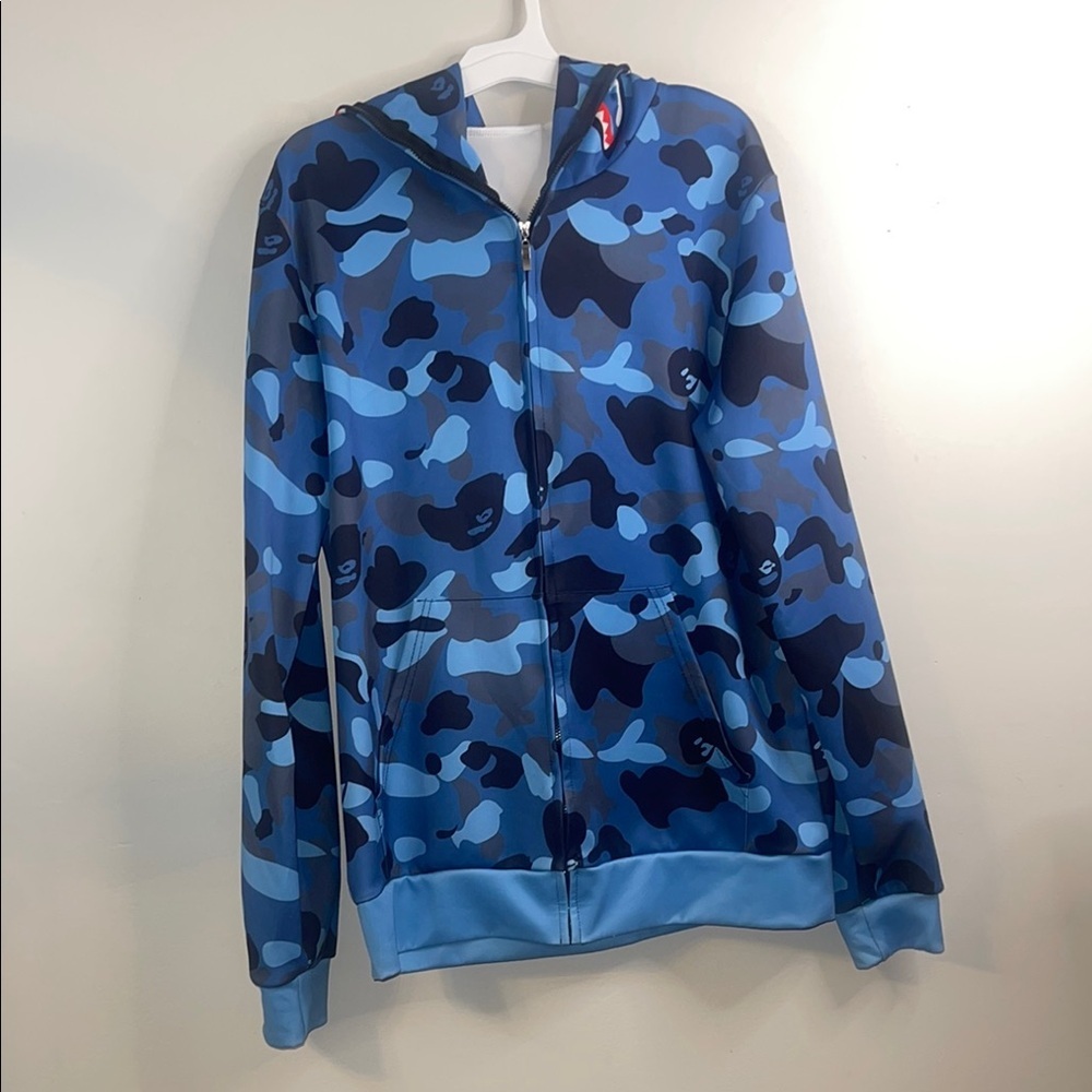 Men’s Blue camouflage hoodie with shark face graphic EUC 🏷️